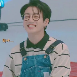 🍼 Jungkook 뭐야... ca sĩ, kính, mỉm cười, kpop, vui vẻ telegram sticker