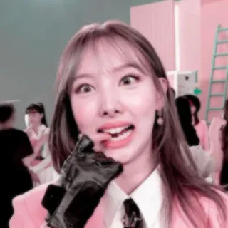 🐰 Nayeon nayeon, twice, kpop, idol, cara engraçada, cantora, mulher, fofa whatsapp sticker