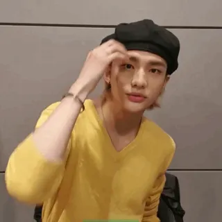 🍋 Hyunjin Hyunjin, K-pop, Idolo, Cantante, Basco, Maglione giallo telegram sticker