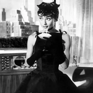 ➿ Audrey Hepburn Breakfast at Tiffany's Audrey Hepburn, Bonequinha de Luxo, Holly Golightly, Filme clássico, Preto e branco, Moda, Icônico telegram sticker