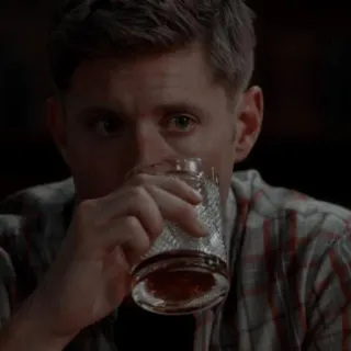 🙆 Dean Winchester Supernatural bebiendo, hombre, alcohol, tele, sobrenatural, dean, winchester whatsapp sticker