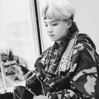 🖇 persona, uomo, asiatico, coreano, felpa con cappuccio, bandana, monocromatico, bianco e nero telegram sticker