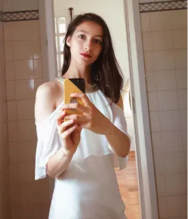 😊 Selfie, Femme, Robe blanche, Miroir, Salle de bain, Portrait whatsapp sticker