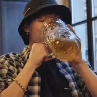 🧷 cerveza, bebiendo, alcohol, persona, sombrero, camisa de cuadros telegram sticker