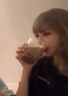 😶 Lisa wanita, minuman, kopi, K-Pop, selebriti, Lisa, Blackpink whatsapp sticker