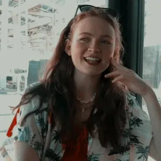 🥕 Sadie Sink Schauspielerin, rote Haare, Lächeln, Porträt, Promi, Hawaiihemd whatsapp sticker