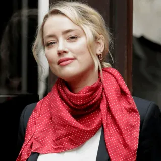🔖 Amber Heard attrice, ritratto, sciarpa rossa, celebrità, viso whatsapp sticker