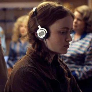 😐 Max Mayfield Stranger Things Max Mayfield, Stranger Things, fones de ouvido, anos 80, televisão, personagem telegram sticker