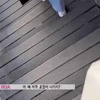 🥨 아 왜 자꾸 초점이 나가지? whatsapp sticker