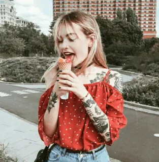 🐼 Frau, Eis, Essen, Tattoo, Blond, Streetstyle, Lifestyle telegram sticker