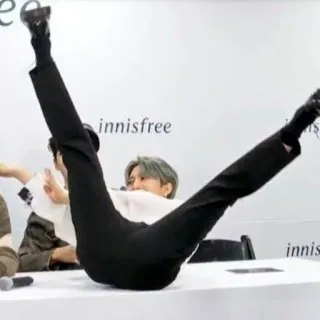 🤪 innisfree piernas arriba, pose, mesa telegram sticker