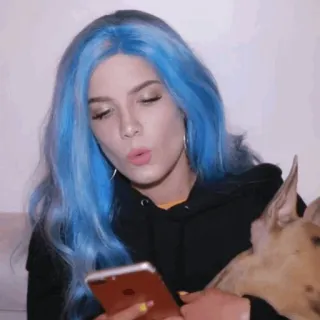 💧 Halsey Sänger, Promi, Frau, blaue Haare, Hund, Porträt telegram sticker