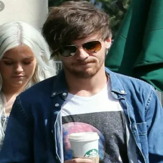 🖤 Louis Tomlinson певец, знаменитость, солнцезащитные очки, кофе, джинсовая рубашка, кэжуал telegram sticker