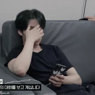 😒 님의 대화를 보고 계십니다 persona, sentado, sofá, leyendo, camiseta negra, interior telegram sticker