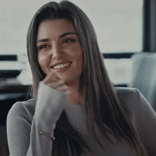 🐾 mujer, retrato, sonrisa, actriz, persona, pelo largo, Hande Ercel telegram sticker