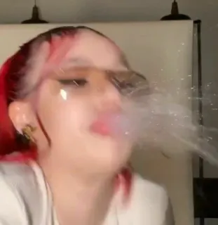 🤮 pessoa, mulher, água, cuspe, rosto, óculos de sol, cabelo rosa telegram sticker