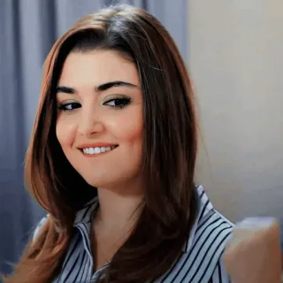 🙊 Hande Erçel женщина, актриса, улыбка, портрет, красивая, знаменитость whatsapp sticker