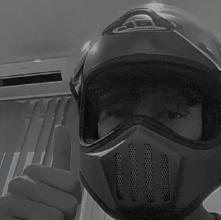⚫️ casque, moto, sécurité, conduite, équipement de protection, personne, pouce levé telegram sticker