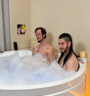 👨‍❤️‍💋‍👨 hommes, baignoire, eau, mousse, intérieur whatsapp sticker