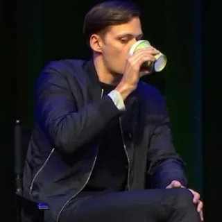 🔗 Bill Skarsgård мужчина, пьет, актер, Билл Скарсгард telegram sticker