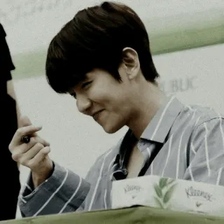 🎋 k-pop, asian, man, celebrity, heart, finger heart, cute telegram sticker