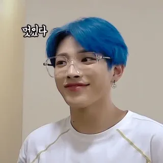 🐥 멋있다 persona, capelli blu, occhiali, coreano, uomo, bello telegram sticker