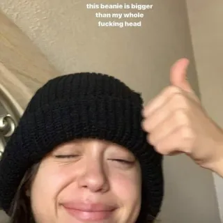 😡 this beanie is bigger than my whole fucking head gorro, chapéu, humor, engraçado, polegar para cima, mulher, selfie telegram sticker