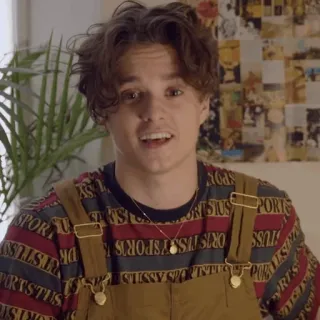 🕯 STUSSY SPORTS osoba, portret, mężczyzna, ogrodniczki, naszyjnik, brązowe włosy, wewnątrz, Stussy telegram sticker