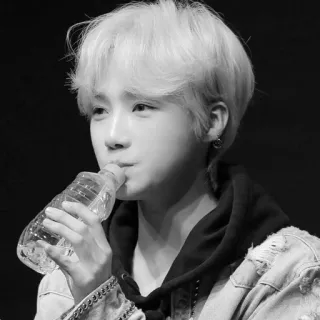 ▫️ orang, potret, minum, air, botol, hitam putih telegram sticker