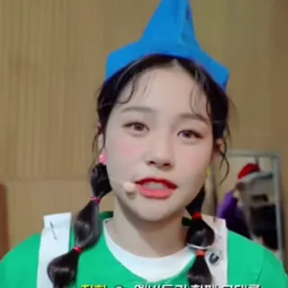 💚 지희랑 & 엠세라피가 함께! 모두들 woman, girl, Korean, hat, braids, cute, selfie telegram sticker
