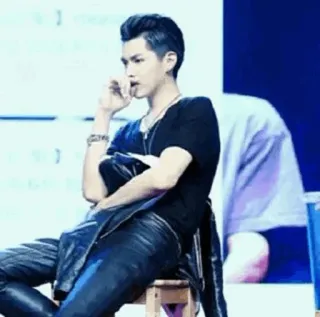 ➖ Kris Wu uomo, celebrità, cantante, Kris Wu, seduto telegram sticker