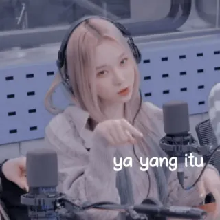 ☕ ya yang itu donna, cuffie, microfono, studio, persona, capelli biondi telegram sticker