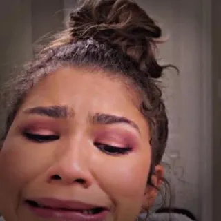 😰 Zendaya celebrità, triste, piangendo, attrice, emozionale, ritratto, acconciatura telegram sticker