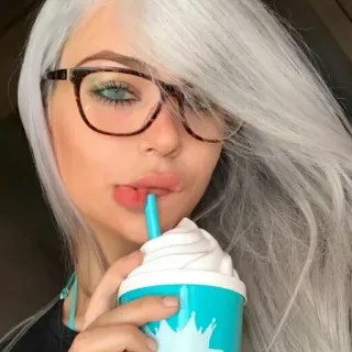 🥤 mulher, menina, óculos, bebida azul, cabelo branco, selfie telegram sticker