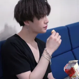 🧩 男人, 吃, 休闲, 室内, 零食 telegram sticker