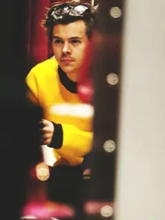 💵 Harry Styles chanteur, célébrité, homme, pull jaune, portrait telegram sticker