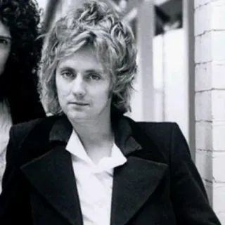 🎸 Roger Taylor roger taylor, queen, baterista, músico, banda, cantante whatsapp sticker