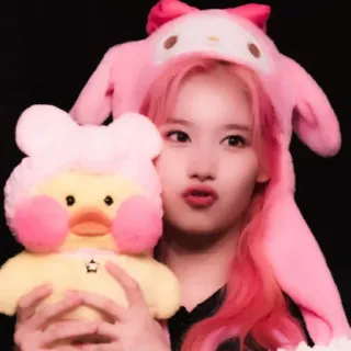 🧺 femme, cheveux roses, chapeau My Melody, peluche canard, mignon, portrait telegram sticker