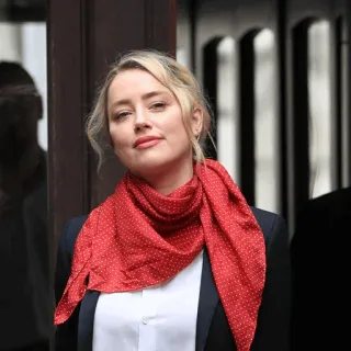 🔖 Amber Heard Amber Heard, attrice, ritratto, sciarpa, donna whatsapp sticker