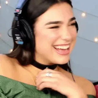😆 Dua Lipa женщина, певица, наушники, музыка, знаменитость, поп-звезда telegram sticker