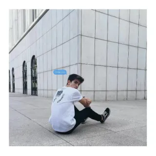 🙃 how you doin 人, 座る, 建物, 都市, 若い男性 telegram sticker