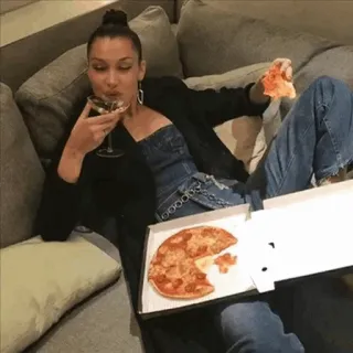 🕸 mulher, pizza, bebida, sofá, comida, casual telegram sticker