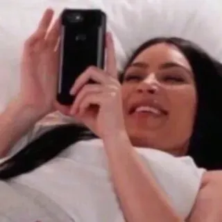😁 Kim Kardashian Kim Kardashian, célébrité, selfie, téléphone, réseaux sociaux, télé-réalité whatsapp sticker