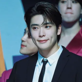 📸 男人, 肖像, 微笑, 酒窝, 西装, 领带 telegram sticker