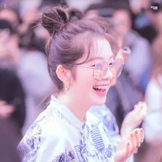 🦢 mujer, sonriendo, persona, retrato, gafas de sol, feliz telegram sticker