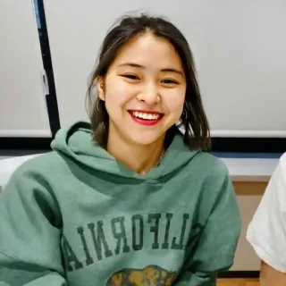 😄 CALIFORNIA ภาพเหมือน, ผู้หญิง, เสื้อฮู้ด, ลำลอง, ยิ้ม, Ryujin, Kpop telegram sticker
