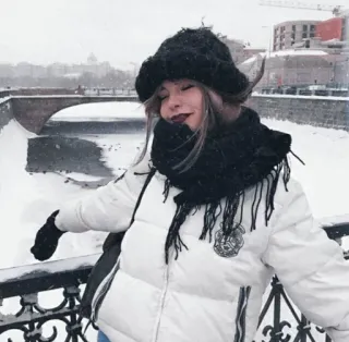 🐼 Winter, Schnee, Frau, Kälte, Jacke, Porträt, Fluss telegram sticker