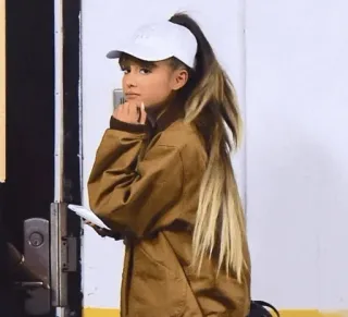 🌃 Ariana Grande คนดัง, นักร้อง, ป๊อปสตาร์, ผู้หญิง, หมวก, หางม้า telegram sticker