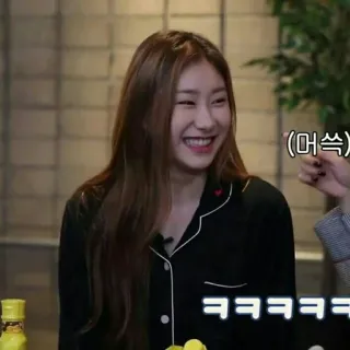 😆 ㅋㅋㅋㅋㅋㅋㅋㅋ phụ nữ, cười, mỉm cười, đồ ngủ, Chaeryeong telegram sticker