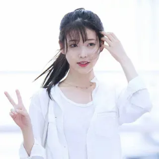 ✌️ IU IU, 韩国, 女演员, 歌手, 和平标志 telegram sticker